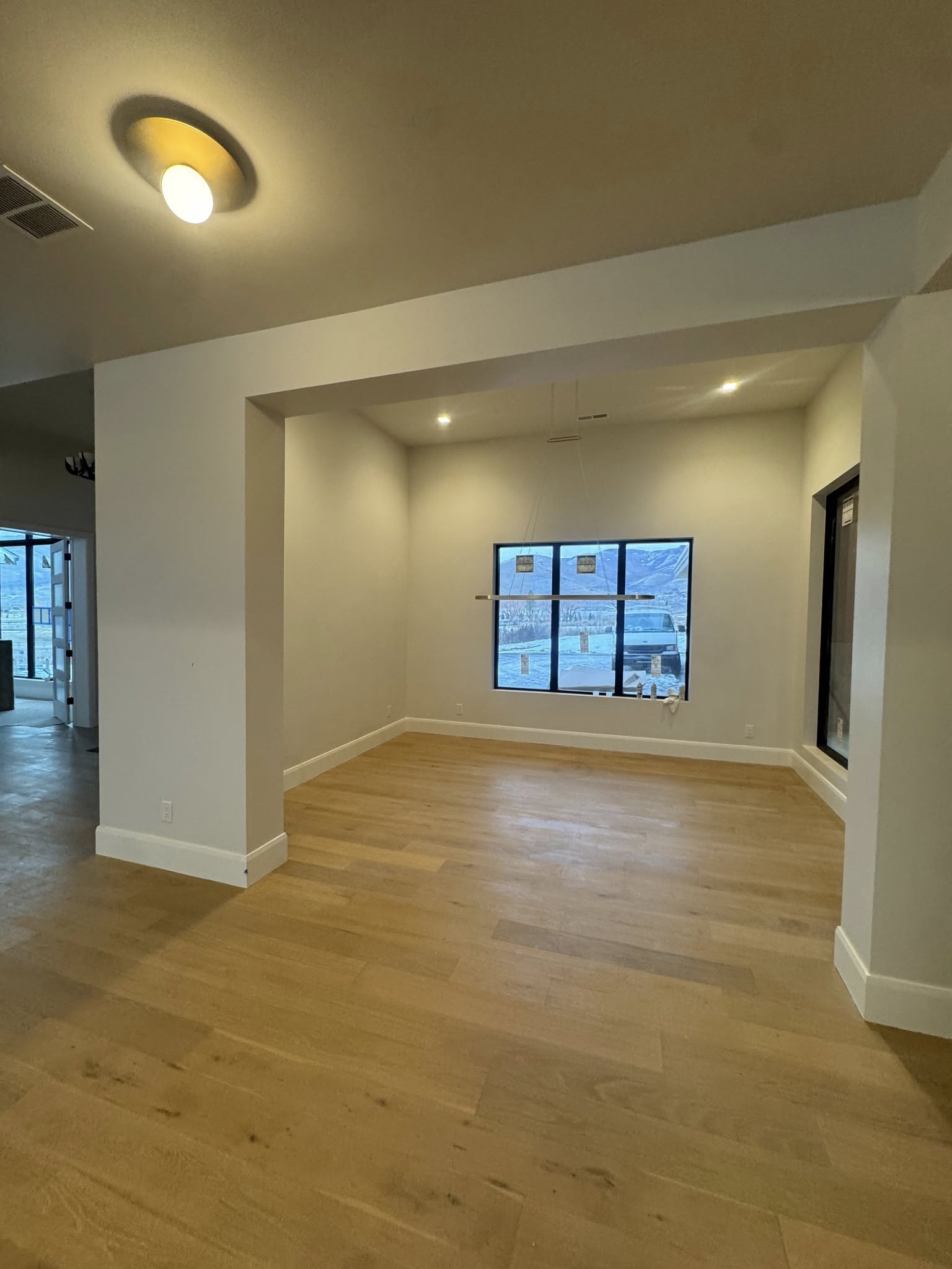 Unfurnished room with ceiling light